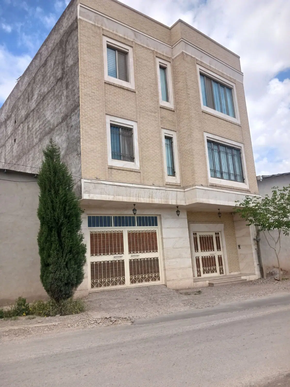 ساختمان لب خیابان رعد