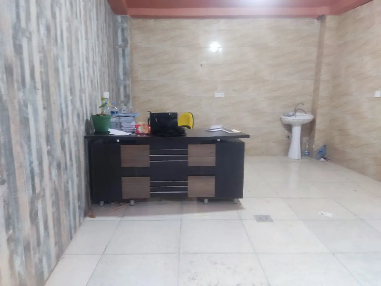 مغازه ۱۸ متری دارای آب شهر، برق و گاز