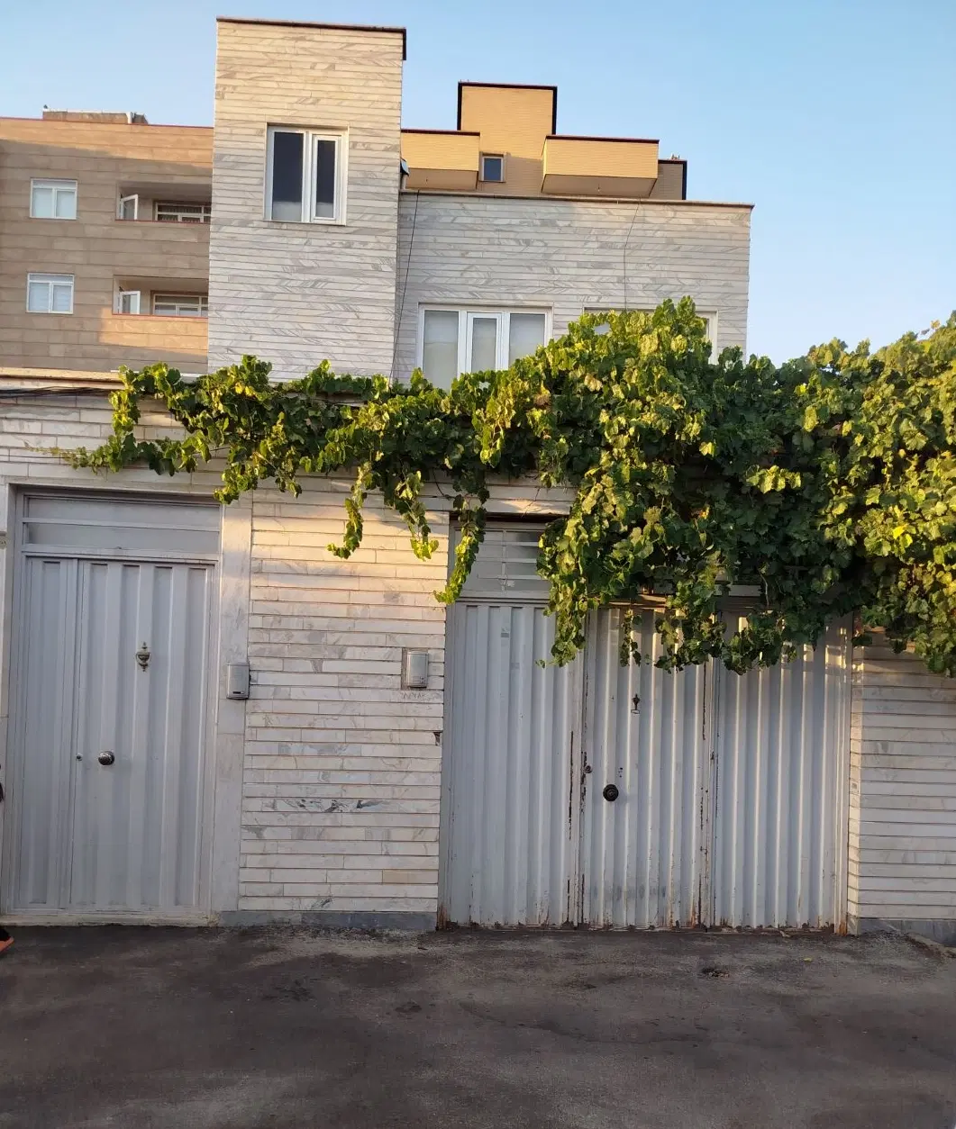 حیاط سه دانگ دوطبقه
