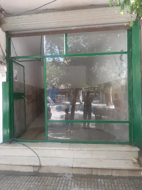 مغازه تجاری بر خیابان اصلی