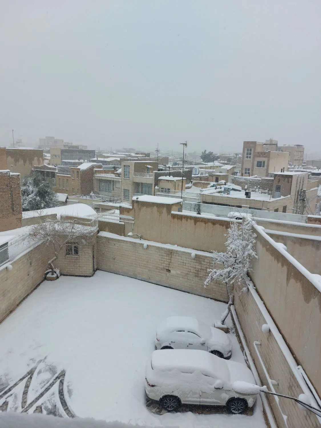 چهاردیواری حدودا ۴۰۰متری واقع در سایت آهنفروشان