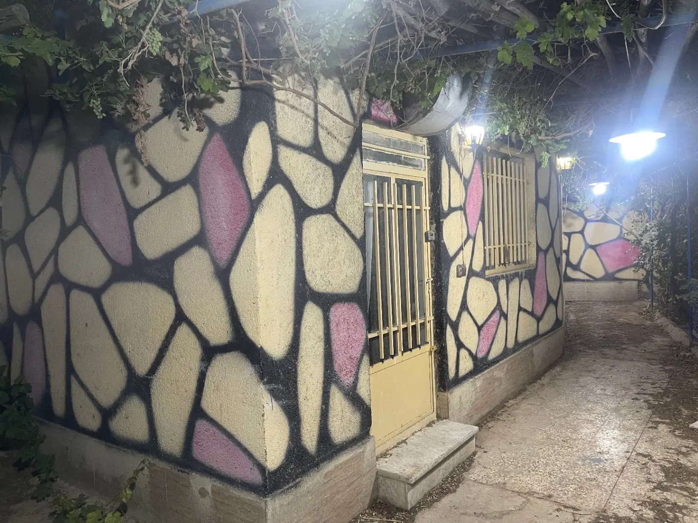 باغچه دامداری کارگاه در ورامین بر خیابان اصلی