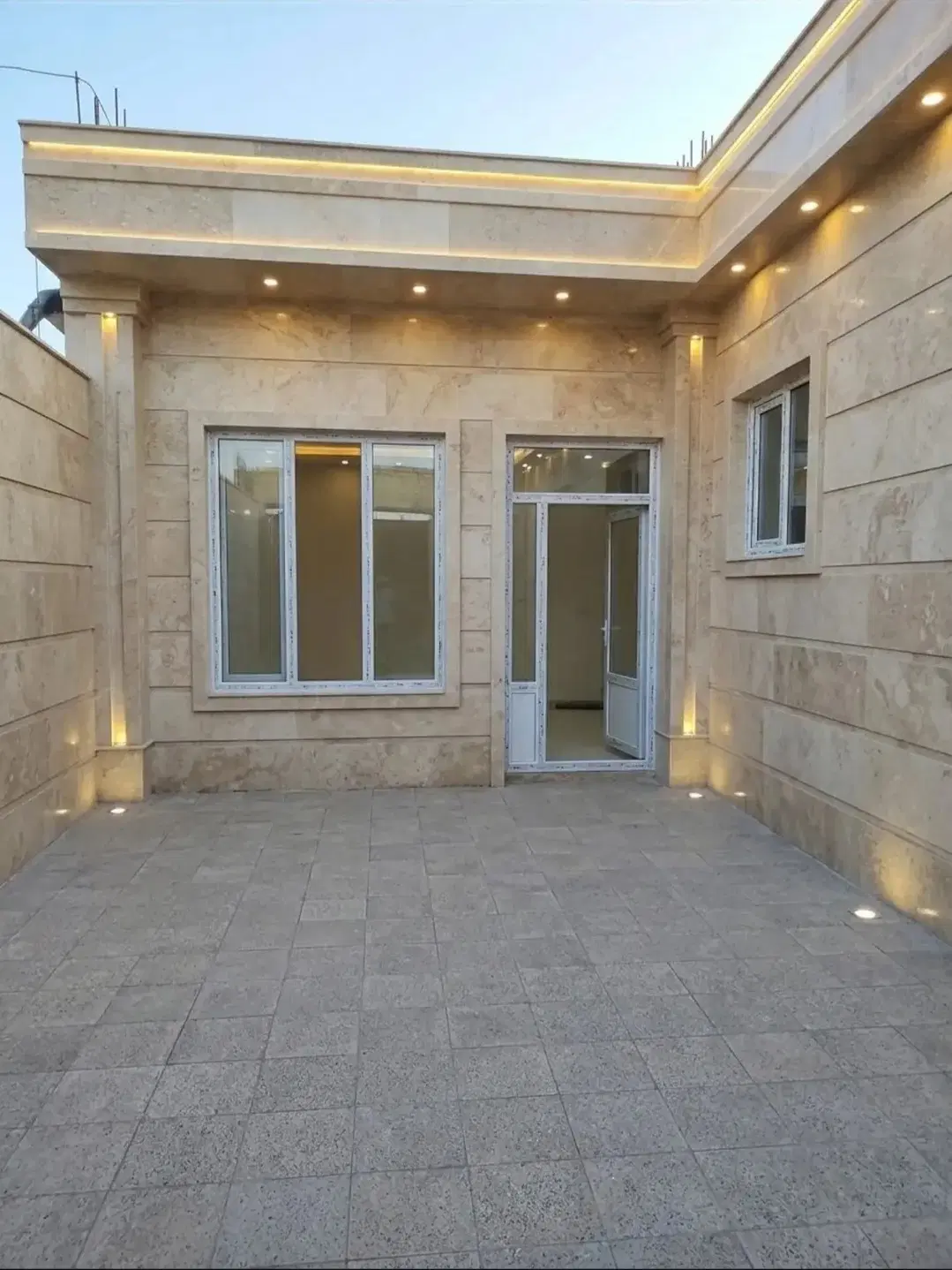 همکف ۱۱۰ متری ۹ متر بر