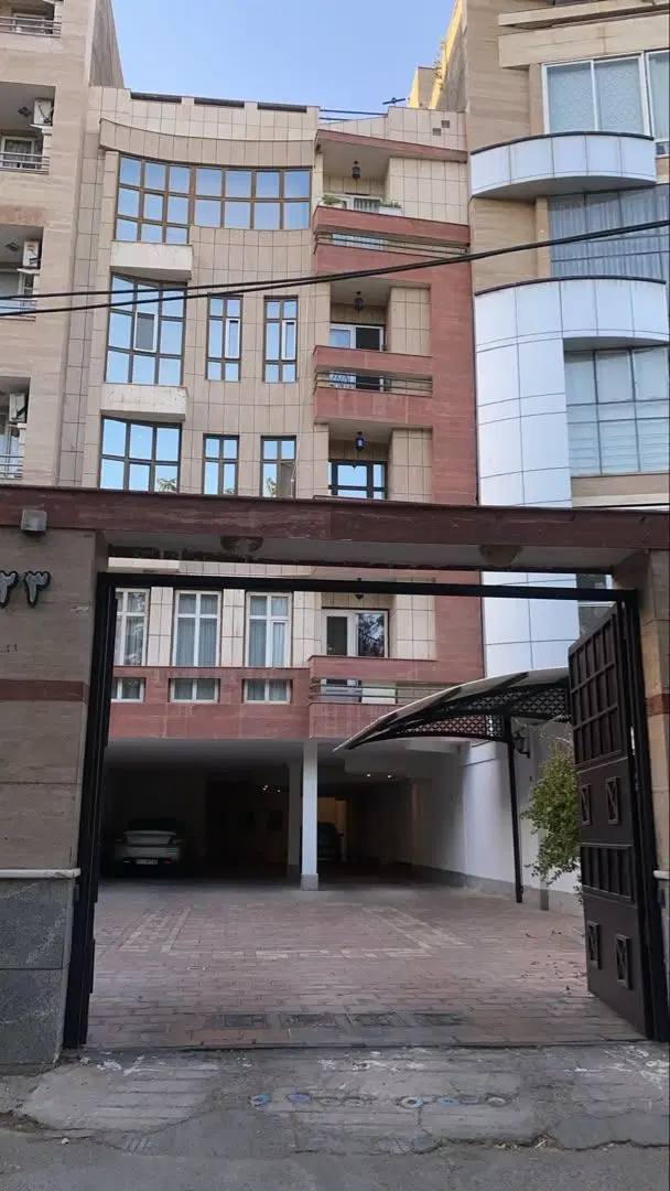 ویلایی 300مترحاشیه 12متر هنرستان 36