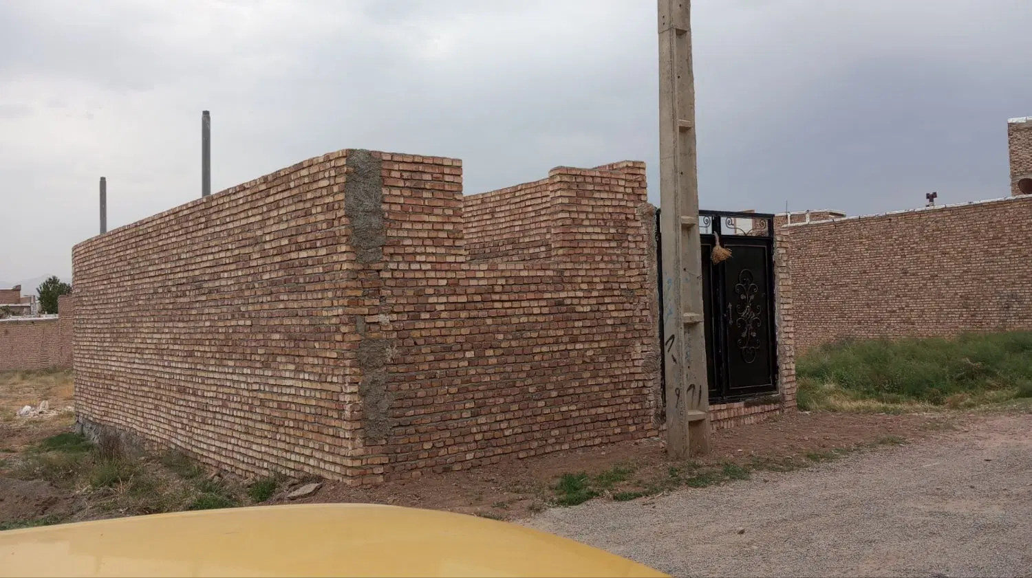 ساختمان نیمه کاره درنشاط