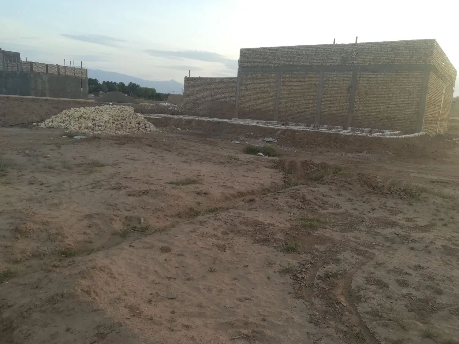زمین مسکونی درب حیاط
