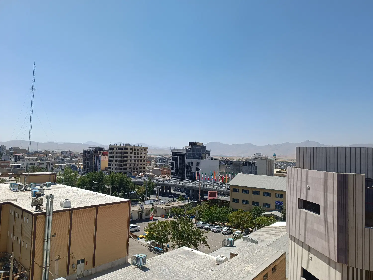 آپارتمان ۱۱۰ متری کاشانی، سه‌ بر