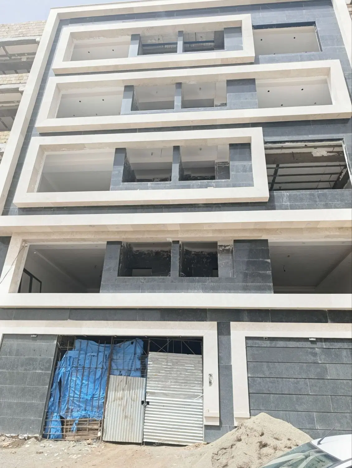 آپارتمان 99متردوخواب روبنماشمالی کمالشهرباغ زمانی