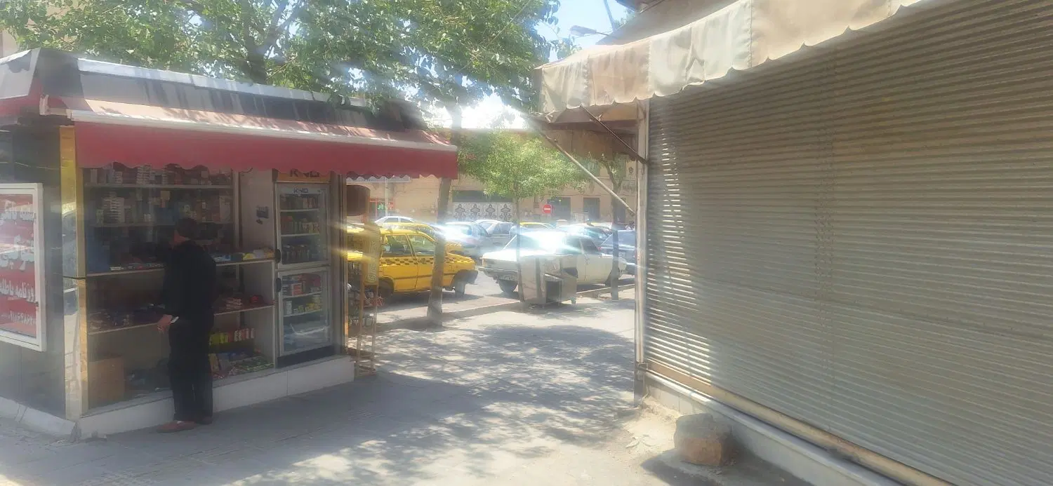 مغازه واقع در سه راه برق
