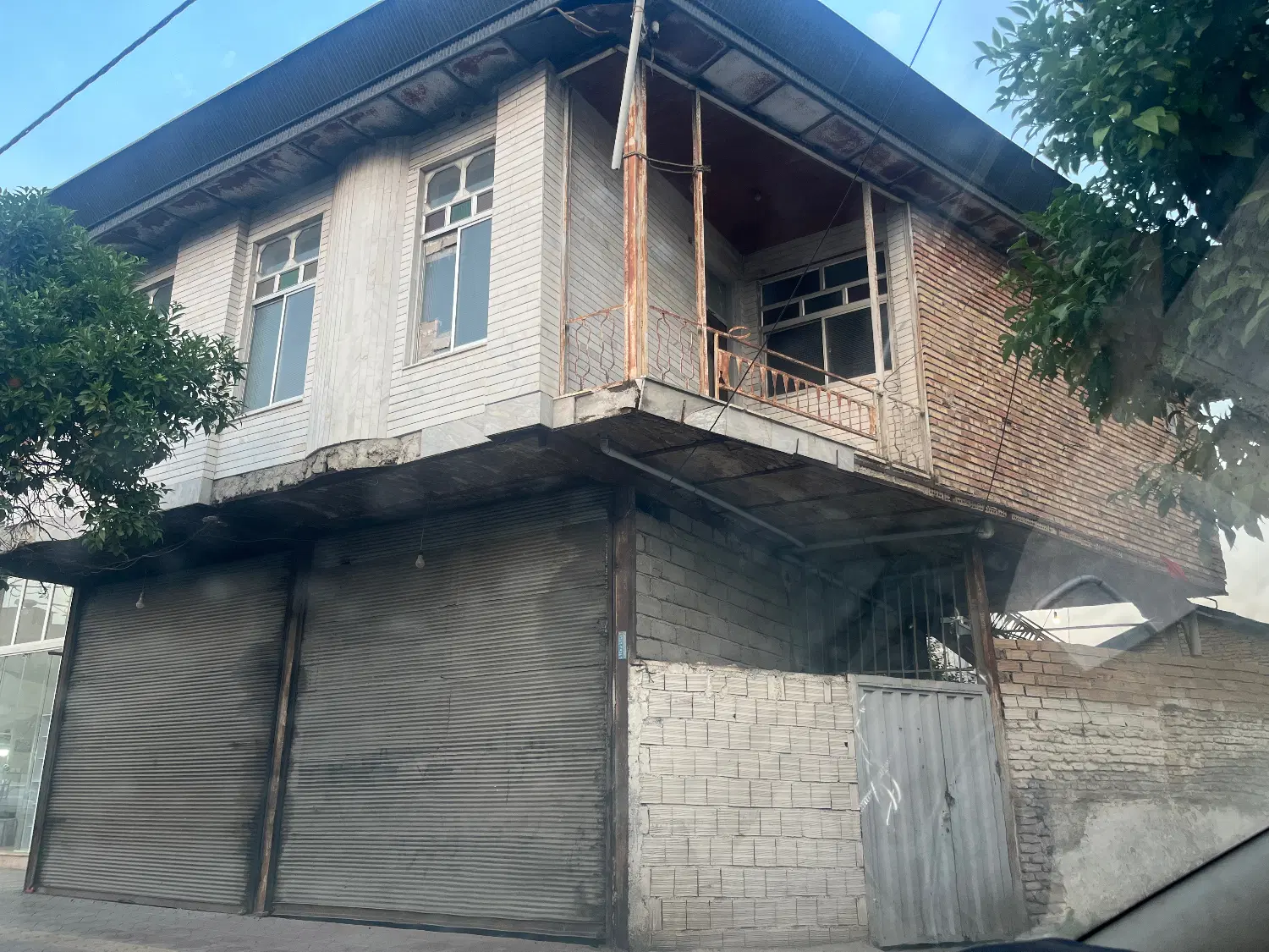 خانه به همراه دو مغازه