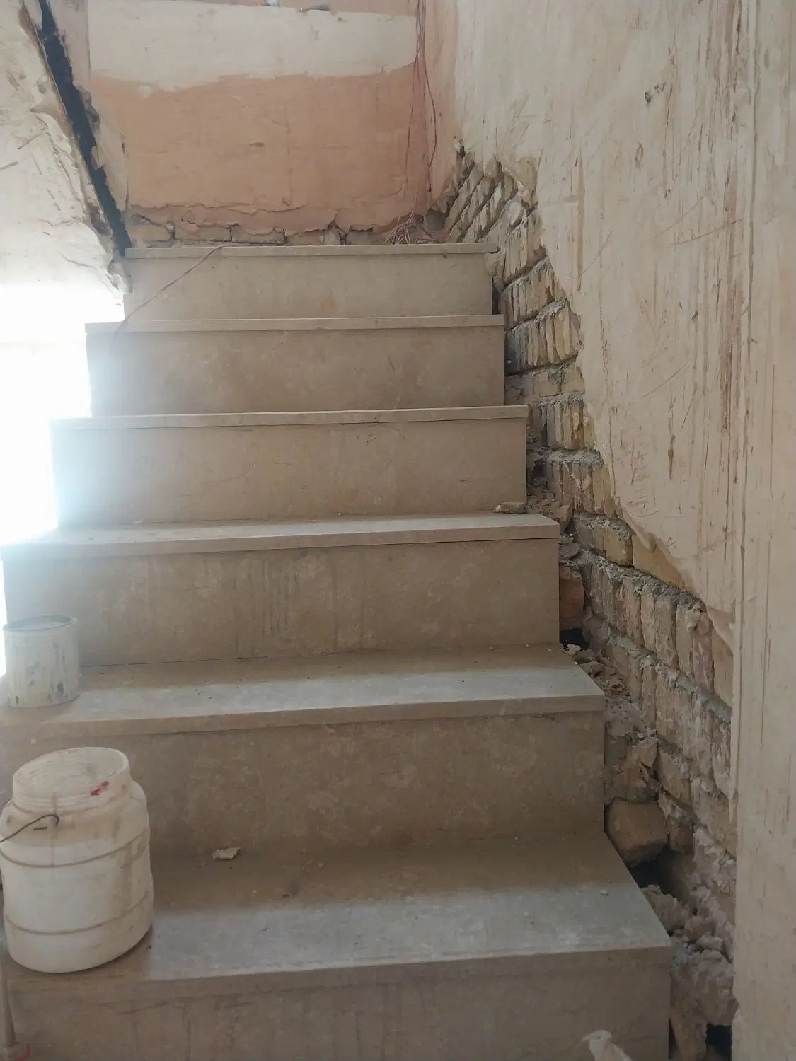 حیاط نیمه کاره