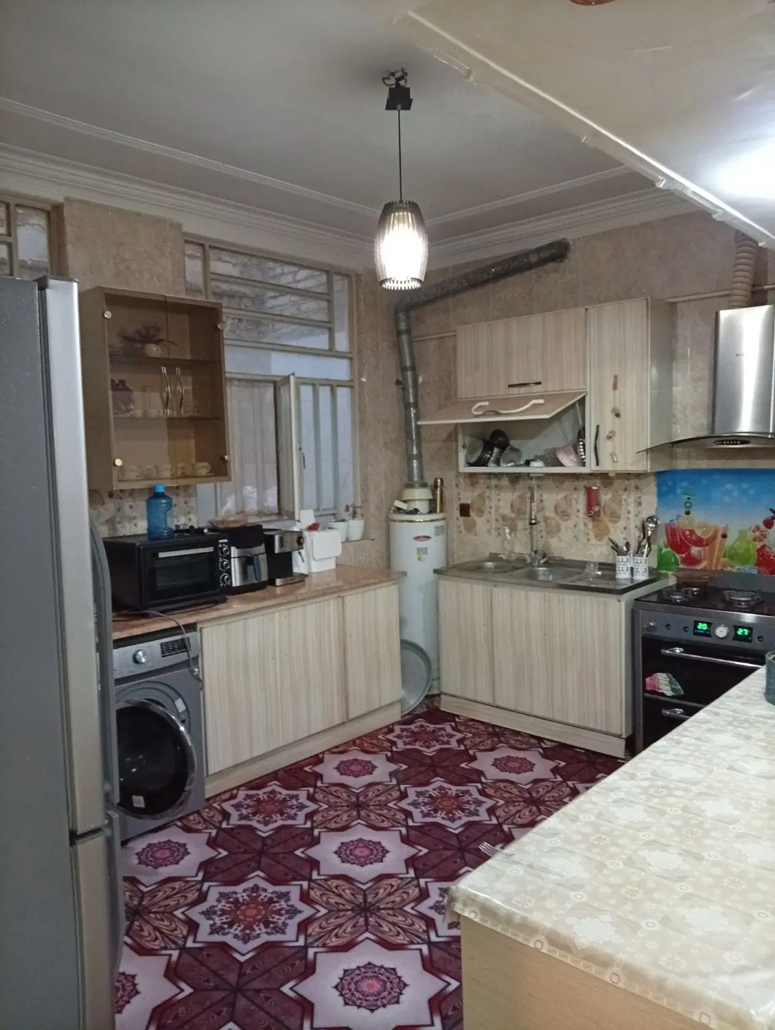 یک دستگاه منزل مسکونی دو طبقه