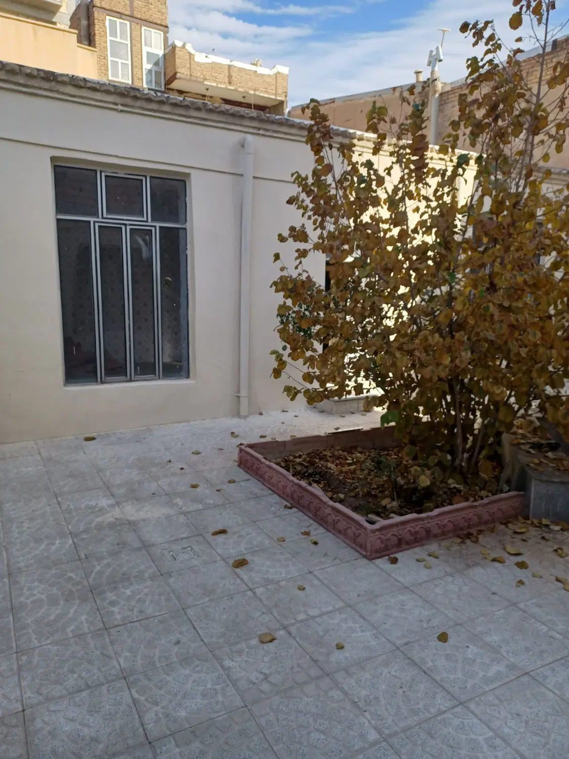 حیاط دربست به متراژ۱۸۰متربرای اجاره ورهنی