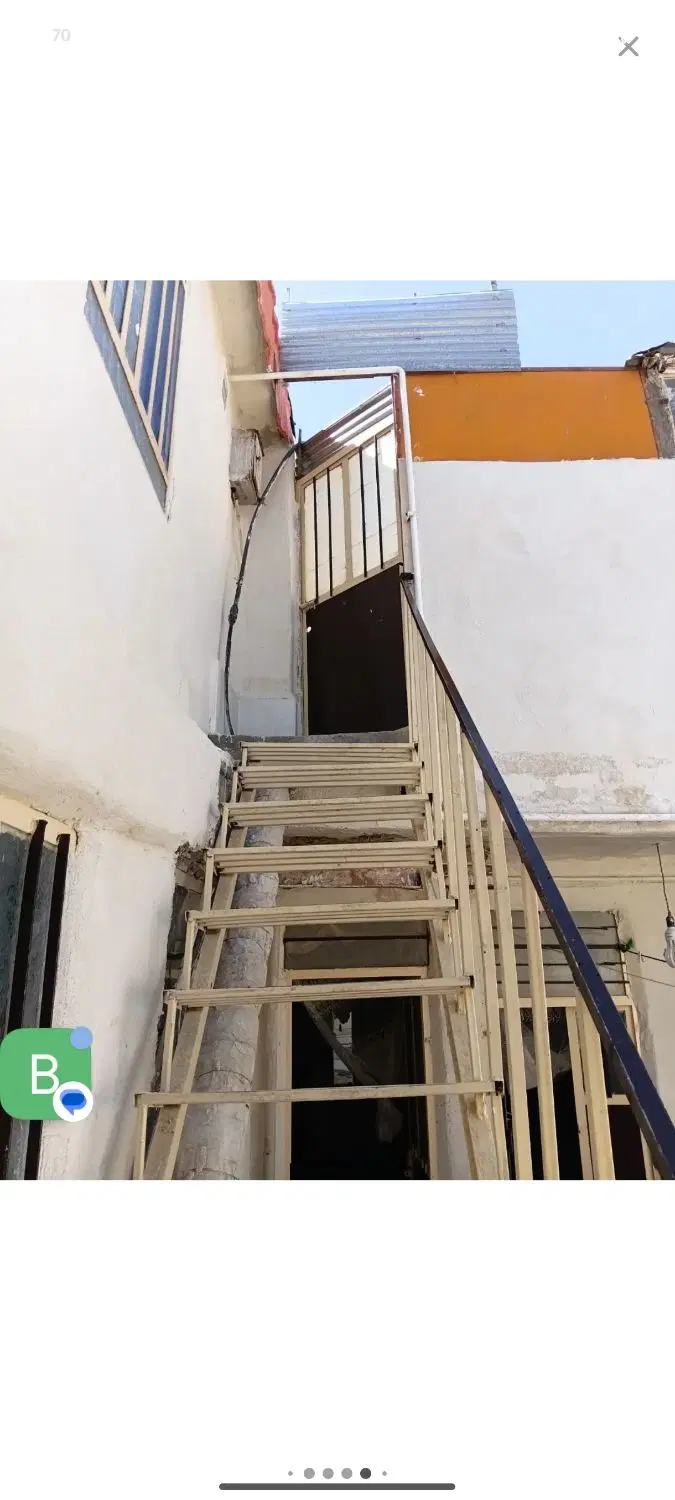 یک منزل دو طبقه واقع در خیابان رسالت