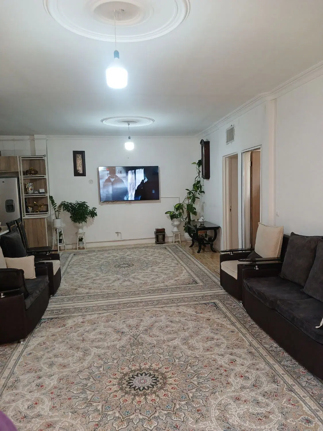 خانه ویلایی با مغازه در هشتگرد خیابان دی