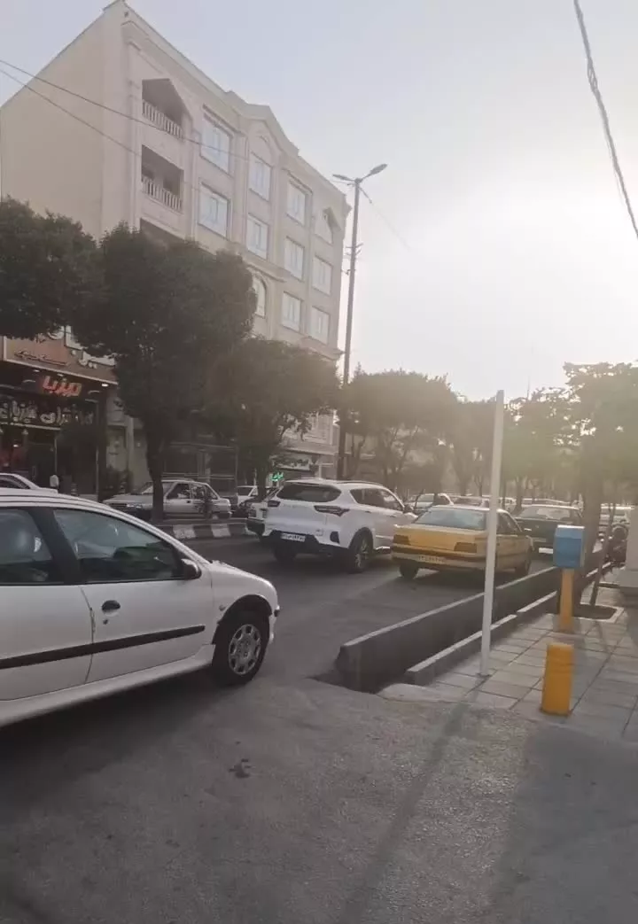 مغازه زیر زمین بر خیابان امام پر تردد شلوغ