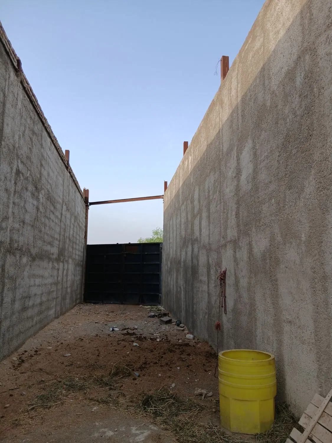 باغچه بامغازه تجاری بهر جاده