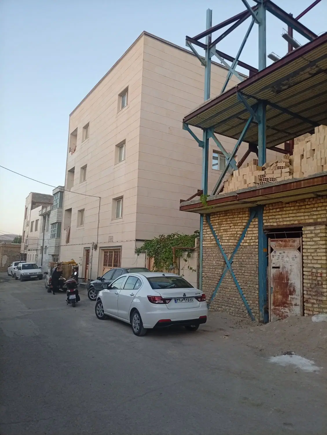 اپارتمان نیمه آماده در سه طبقه یکجا بفروش میرسد