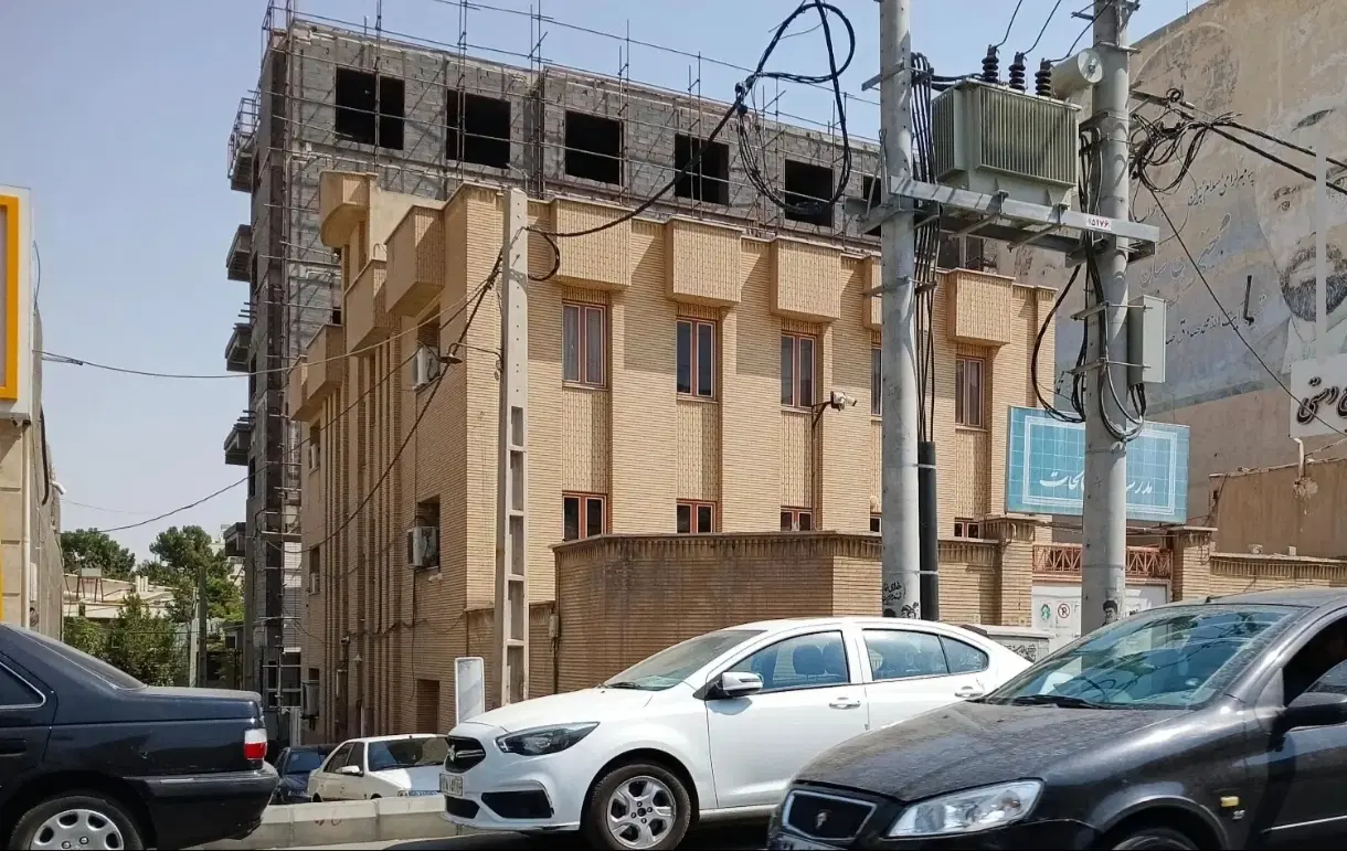 ساختمان ۶۶۰ متری سه طبقه مناسب شرکت و موسسات