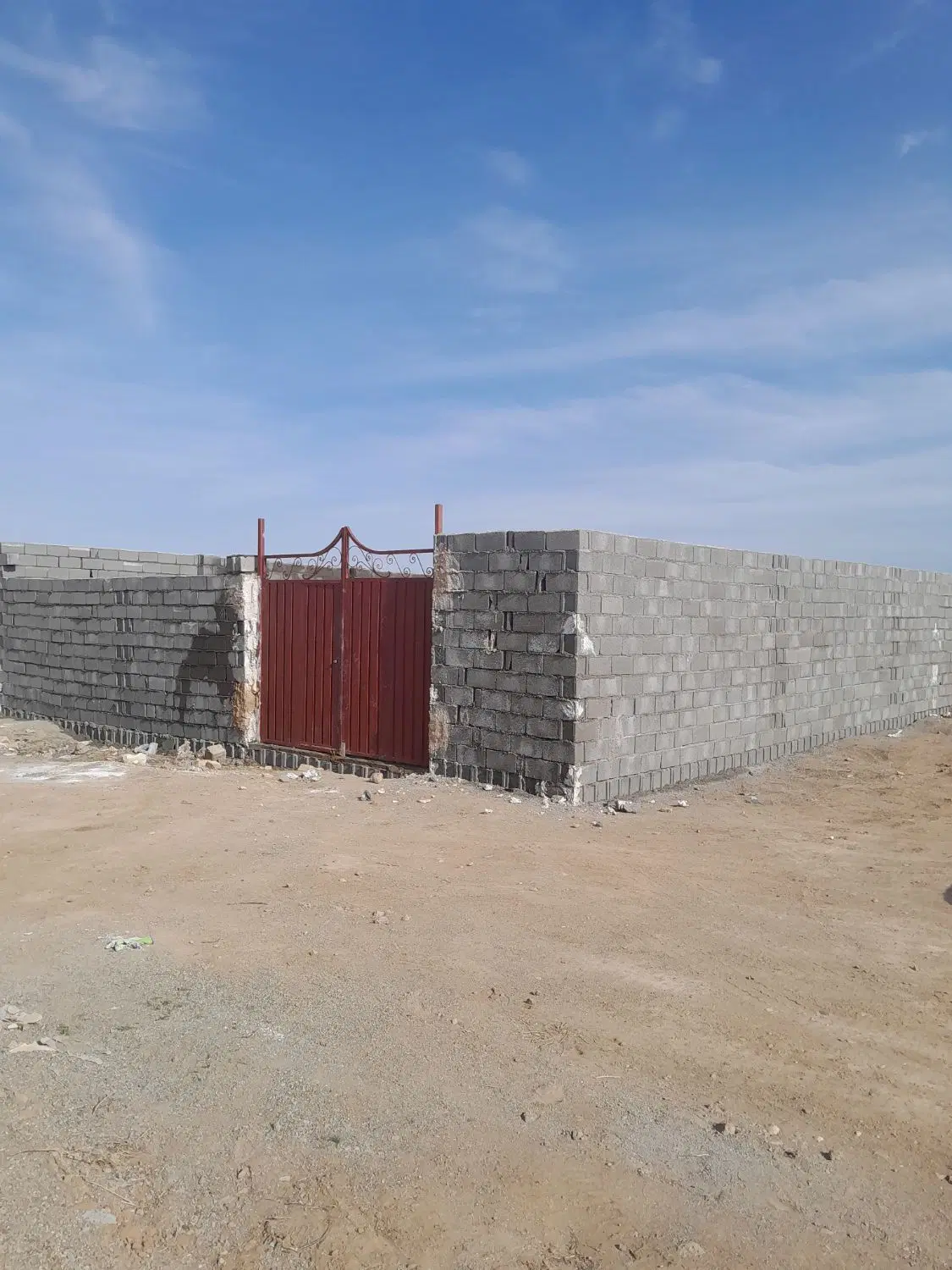 زمین چهاردیواری در بند چای