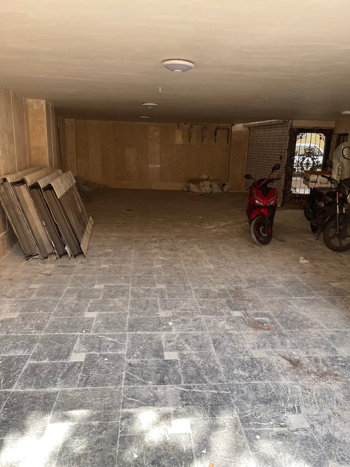 ۹۵ متر با پارکینگ و انباری نوساز کلید نخورده
