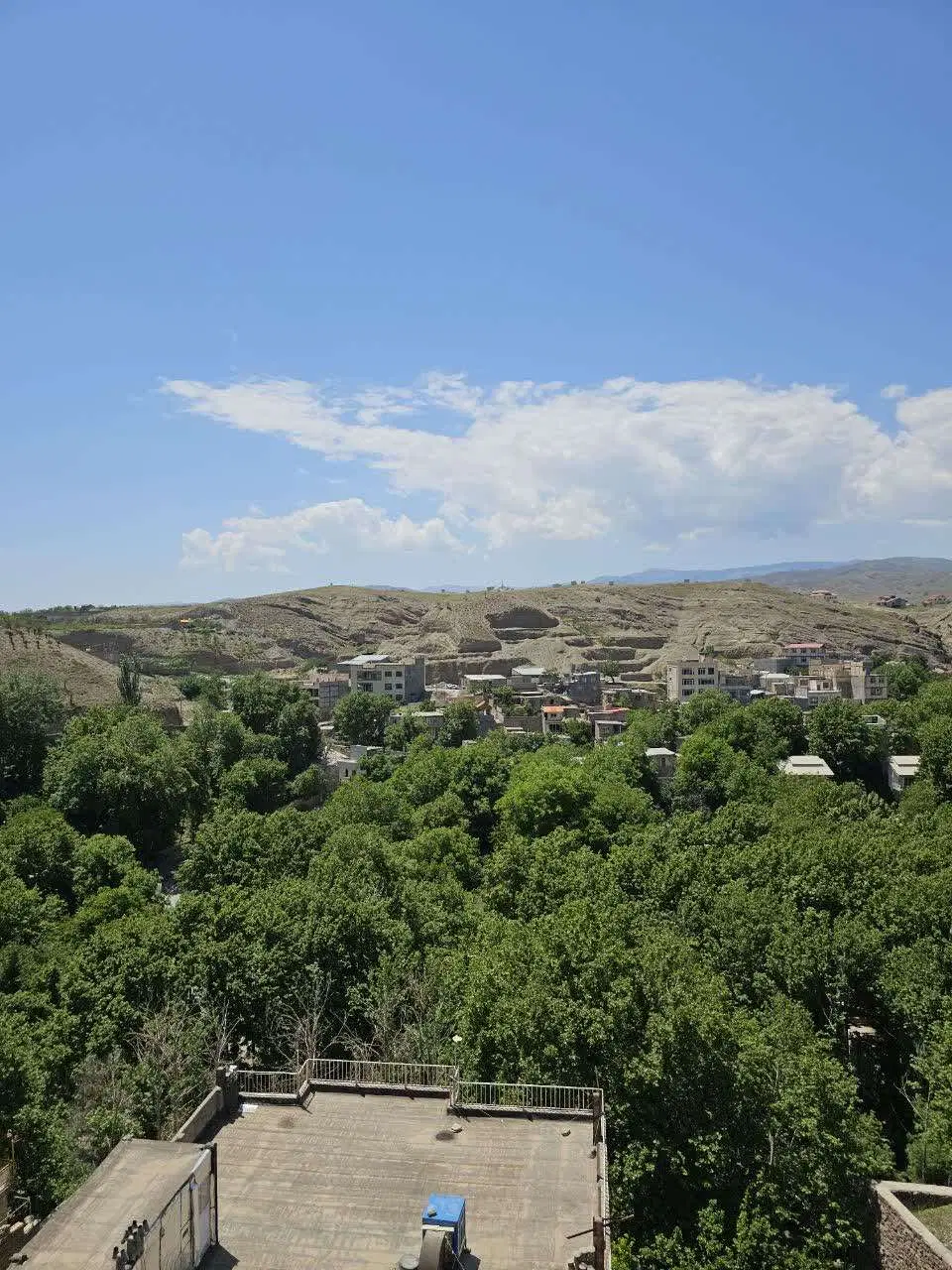 300 متر زمین در موقعیت مشرف به رودخانه خادر شاندیز