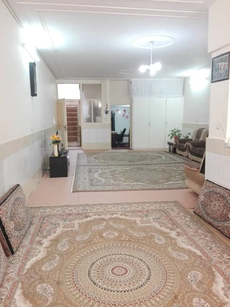 یک واحد زیرزمین  ۱۳۰ متر راه جدا