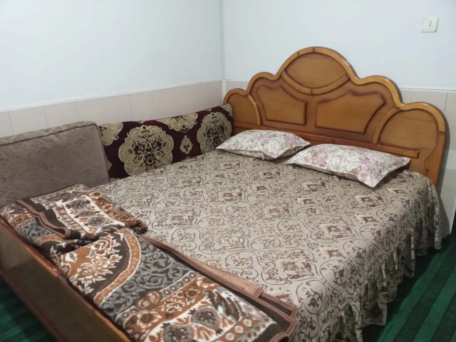 اجاره سالانه  حیاط دربست ،دو خوابه ،ماشین رو