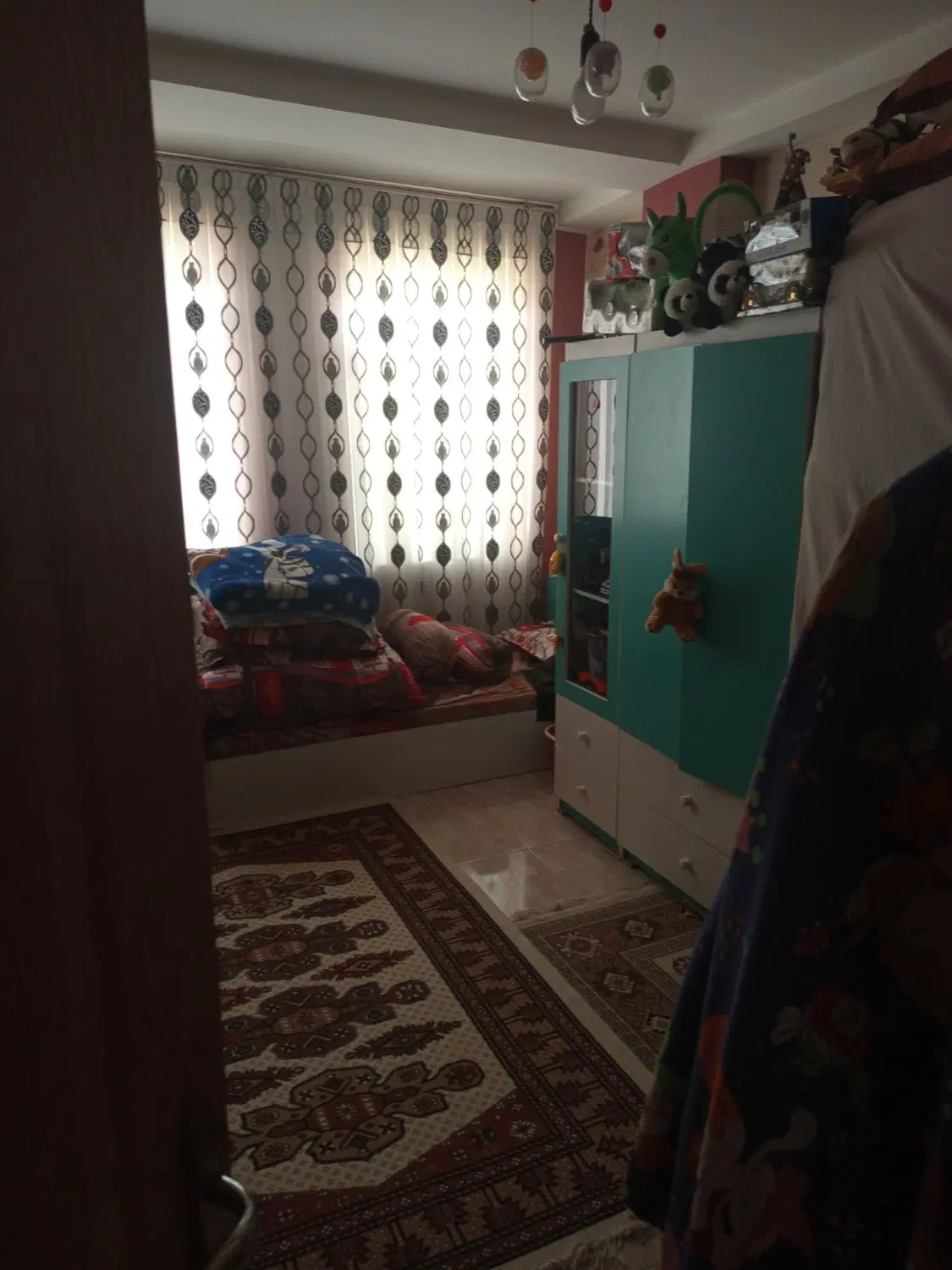 واحد 95متری تک واحدی کاغذ دیواری سقف گچ بری