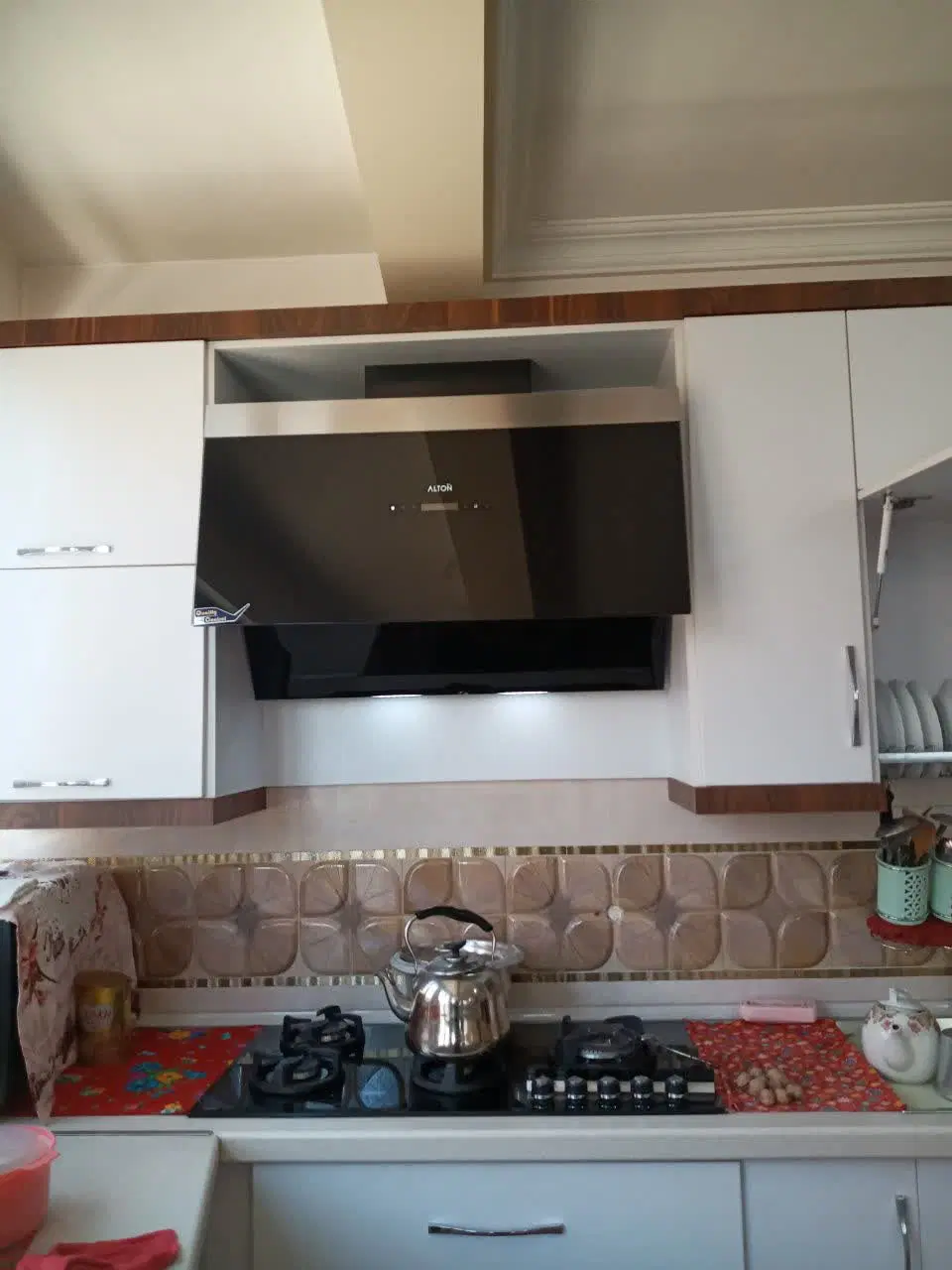 خانه بر خیابان مِغازه دار