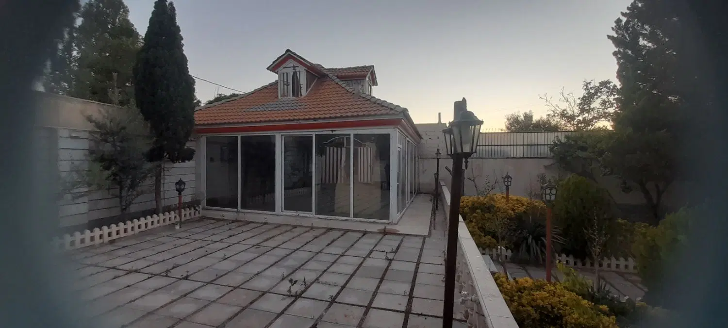 باغچه  با ویلا  بر  خیابان  ۲۰متری ۴۱۵متر