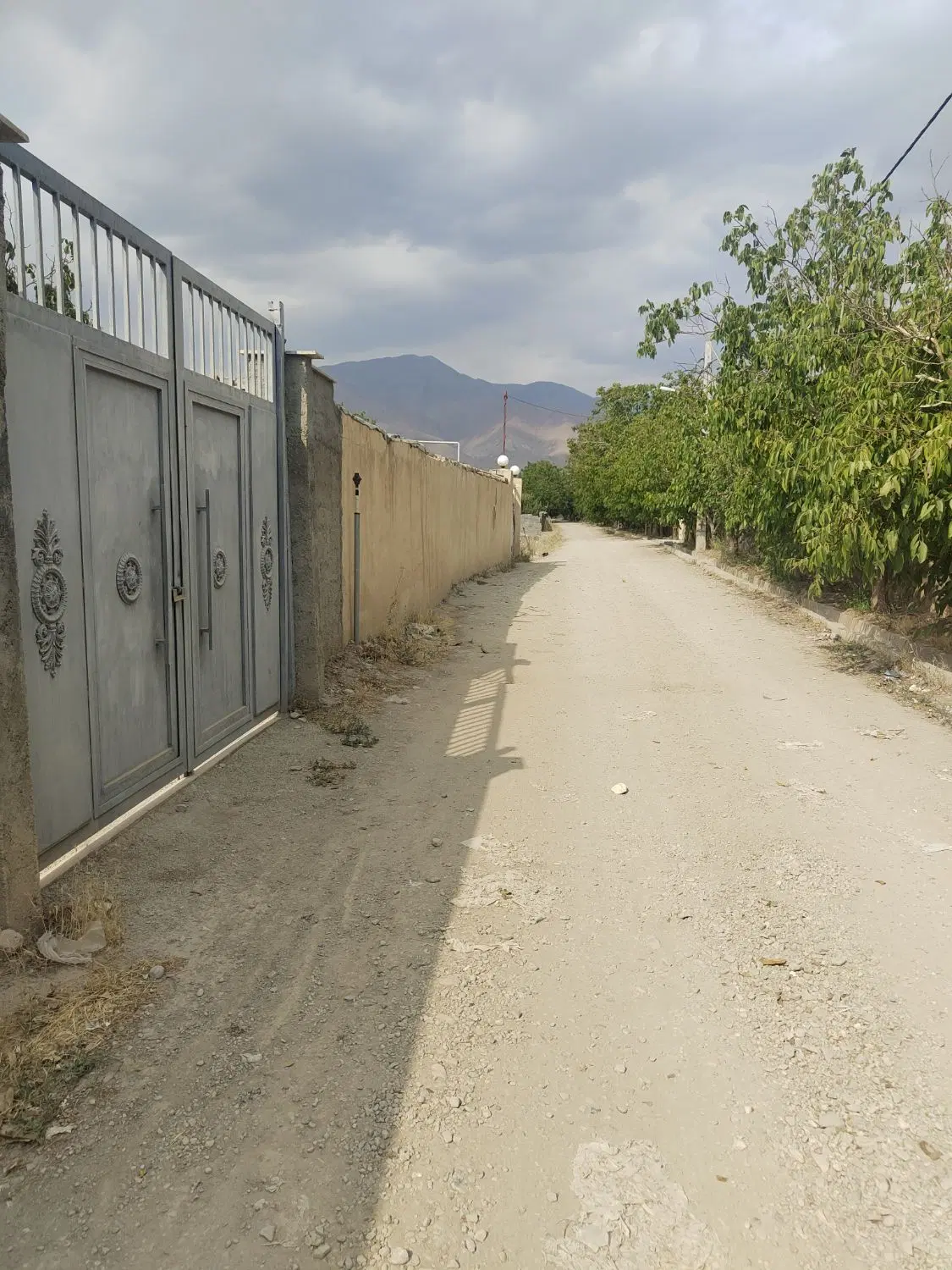 1065متر زمین چهار دیواری آب سرد
