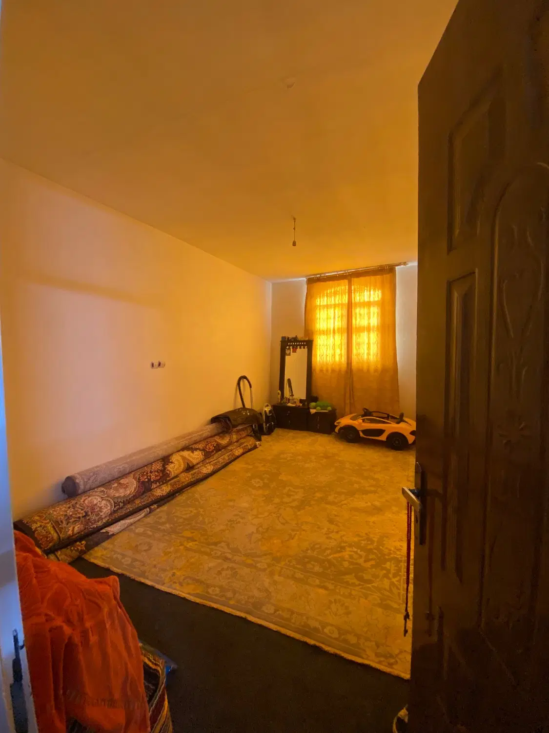 یک واحد مسکونی دو طبقه