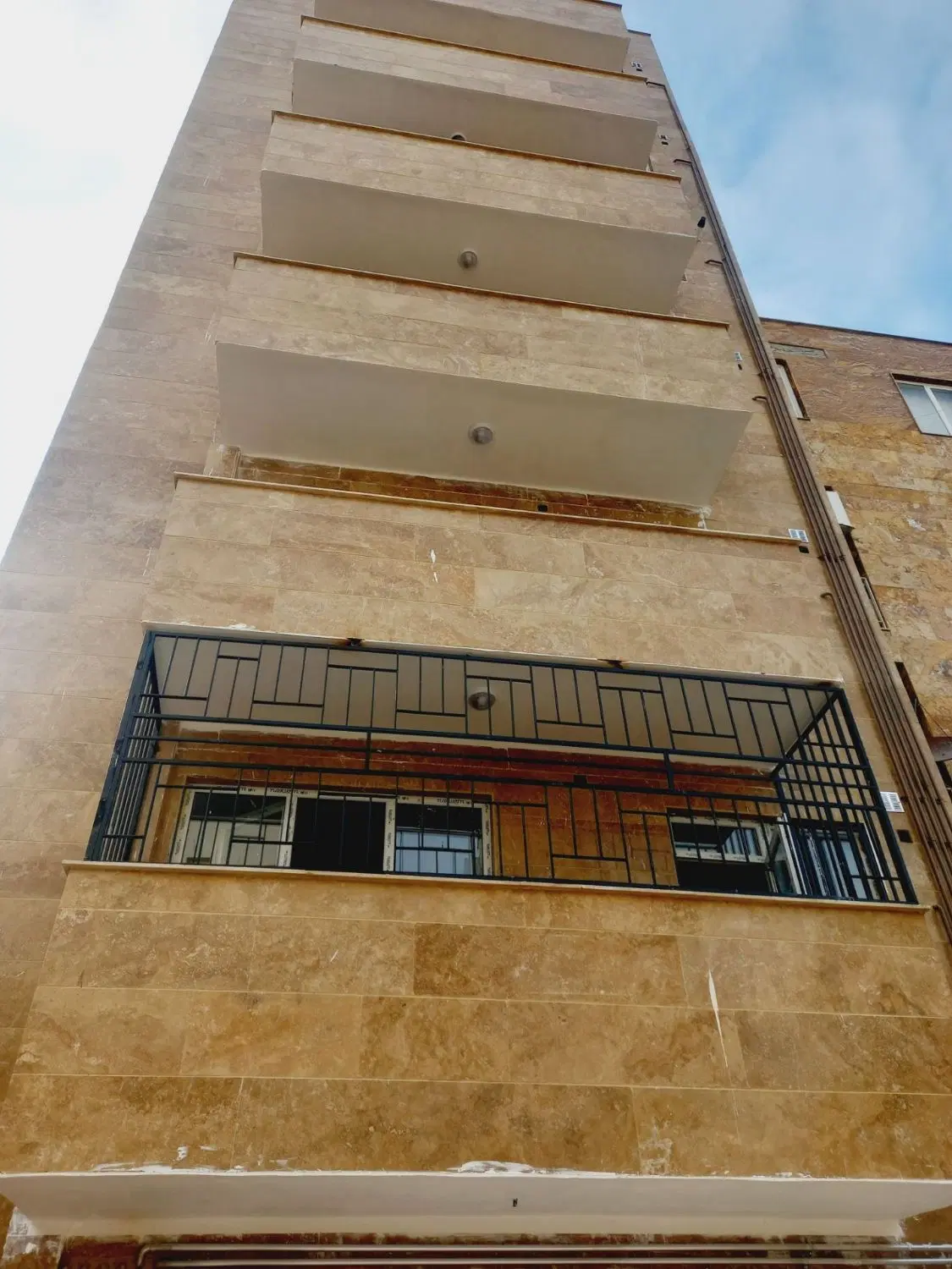 واحد ۱۳۲ متر ۳ خواب کنار کبابی قربان سعدی
