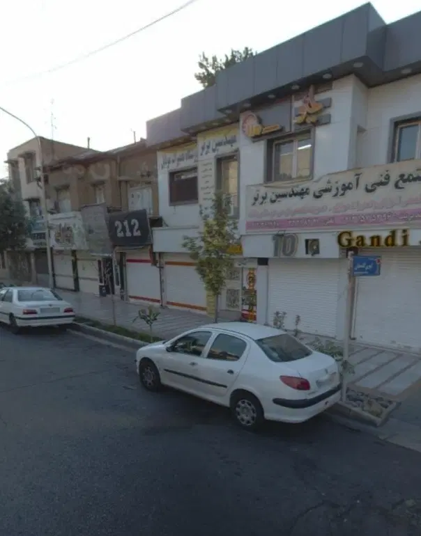 مغازه ۱۷ متری خ دانشکده روبروی پاساژ