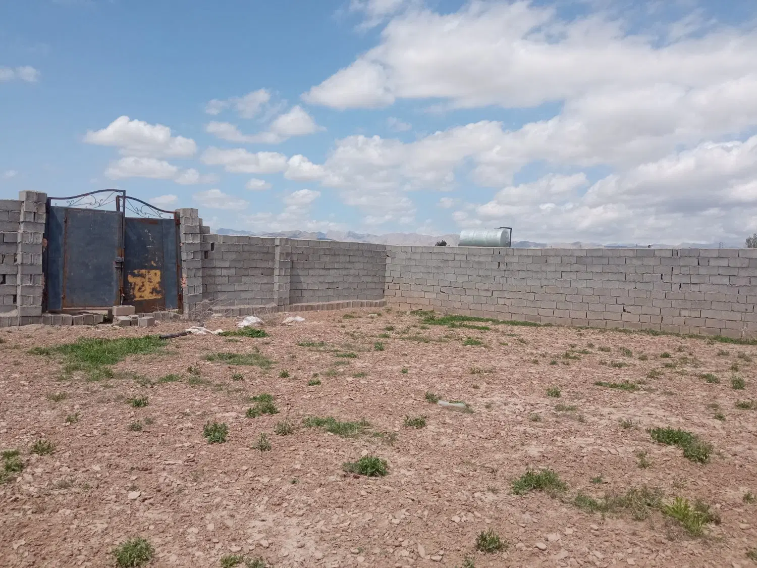 زمین هزار متری دور دیوار بعد شاهنامه روستای خرق