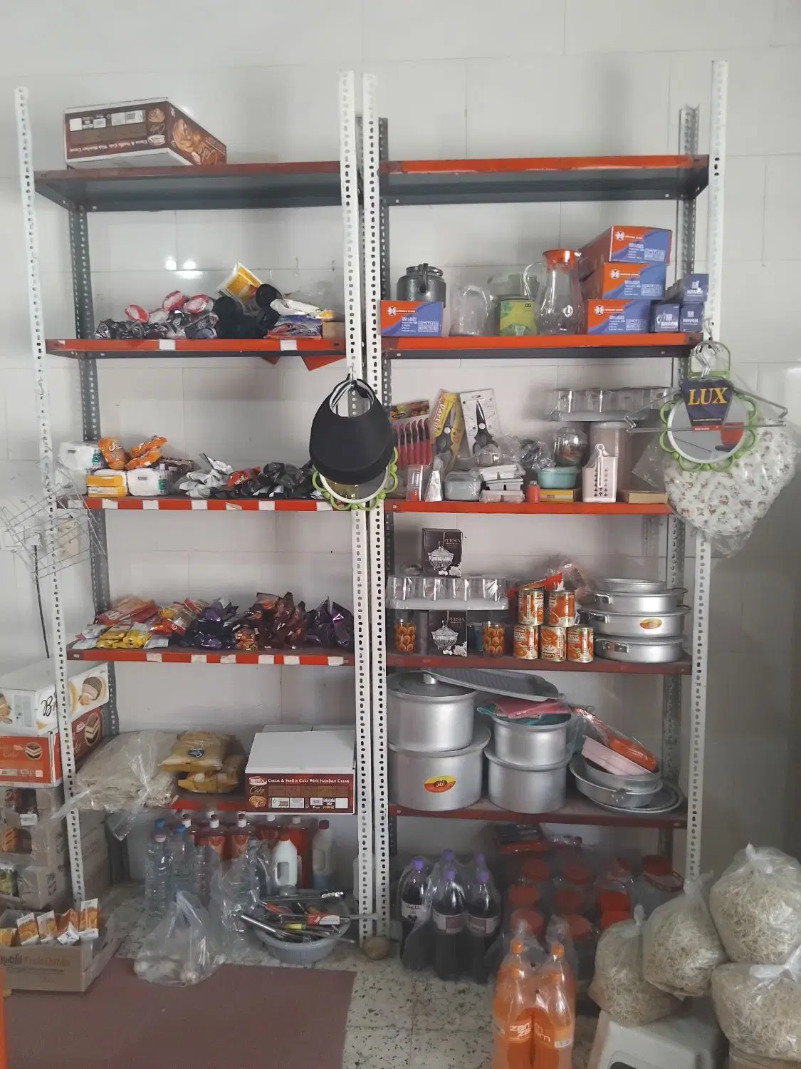 مغازه با تمام اجناس وبدون اجناس فروخته  میشه