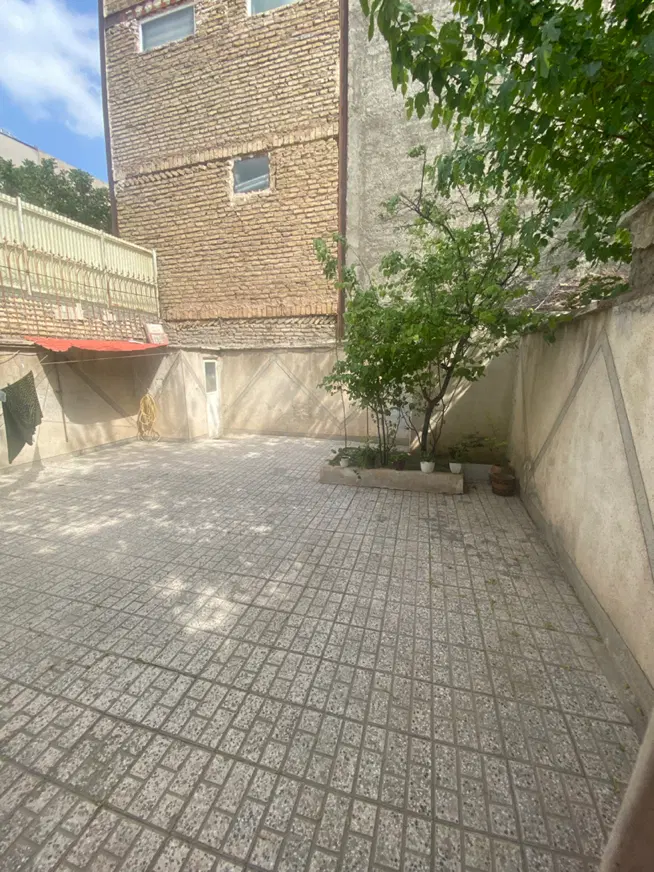 اجاره مسکونی با حیاط بزرگ