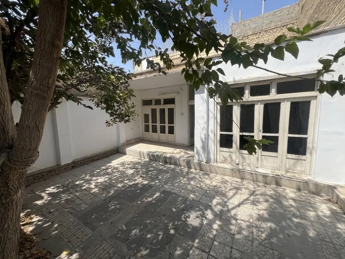 ویلایی_۱۰۰متری_بر خیابان اصلی_حیاط اختصاصی