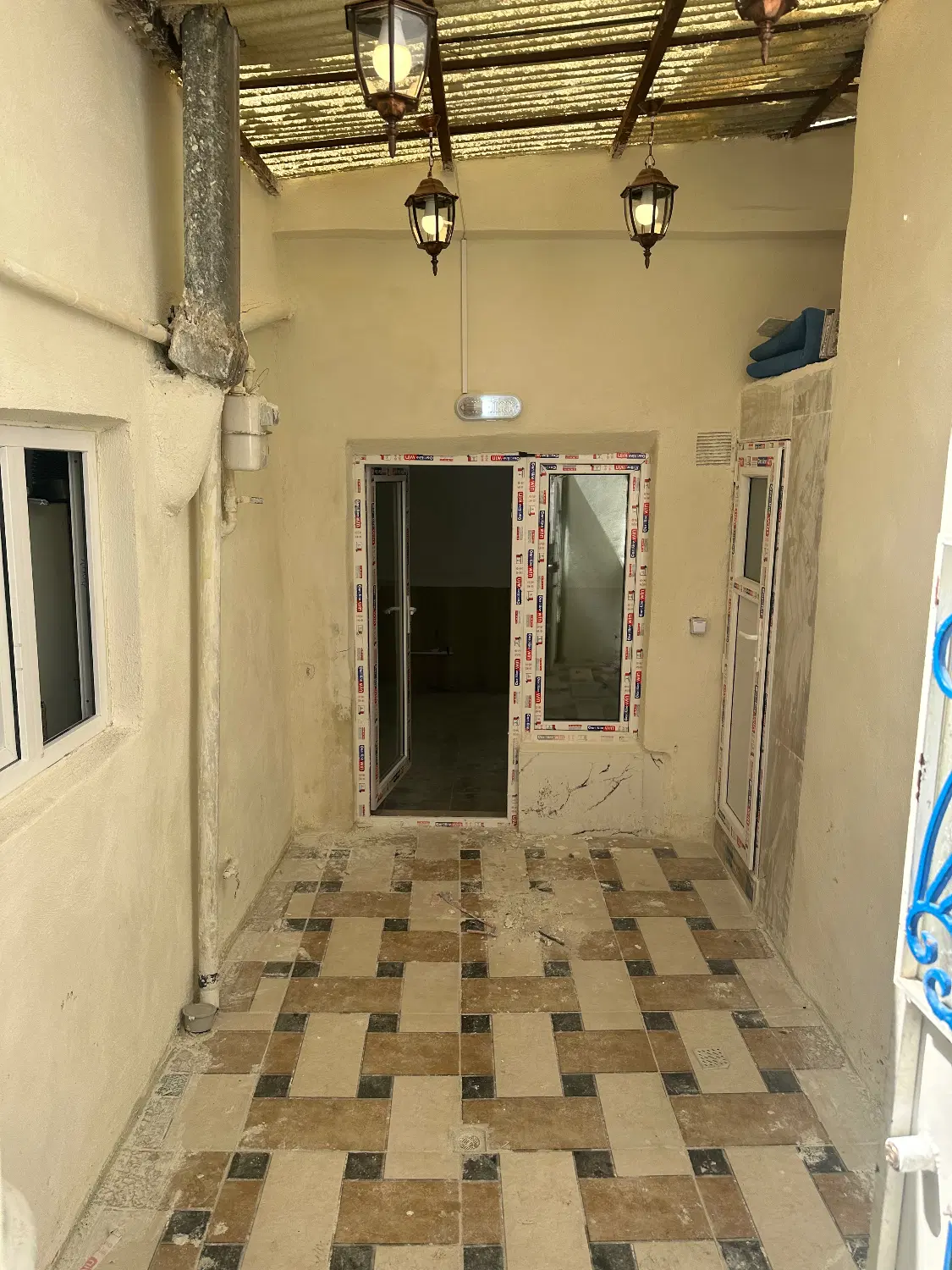 حیاط ۳۸ متر در منجم _ ناصر آغزی