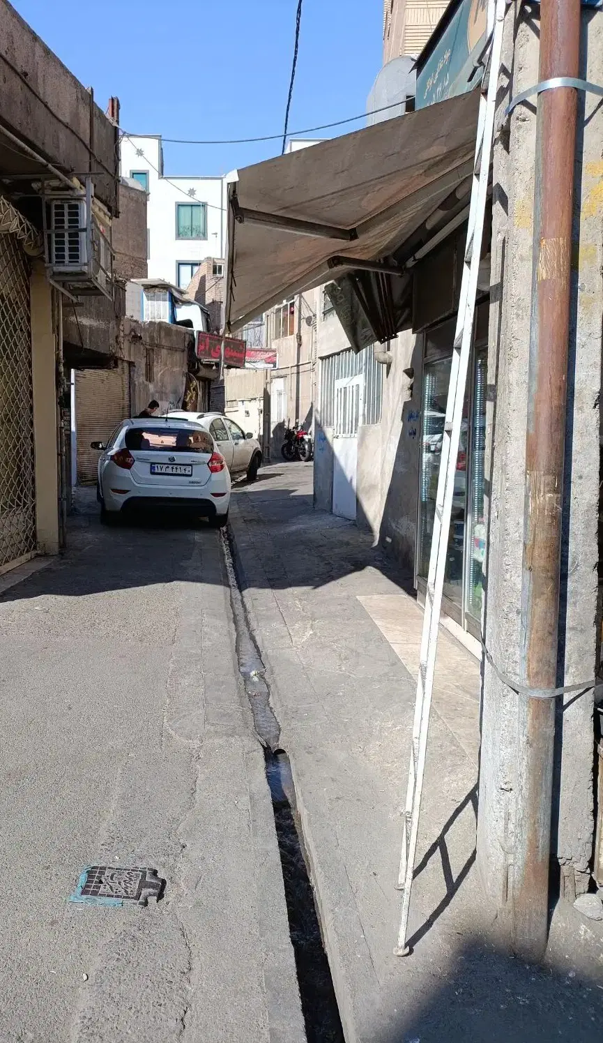 مغازه ۸ متری ملکیت با انباری،اتاق با سرویس و حمام