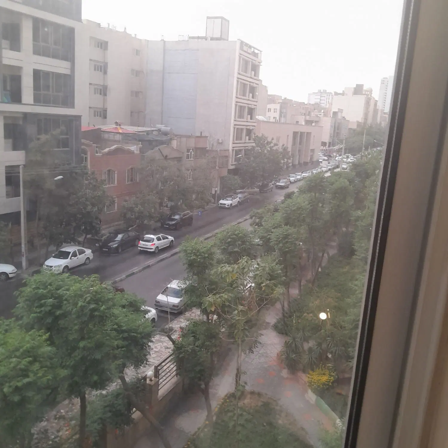 ۳۰۰ متر مغازه و گاراژ