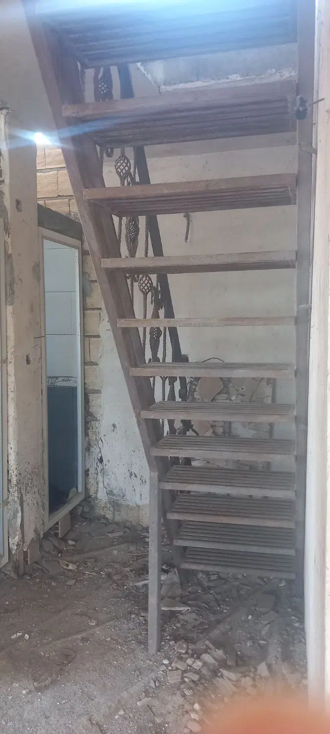 خانه ویلایی نیمه ساخت