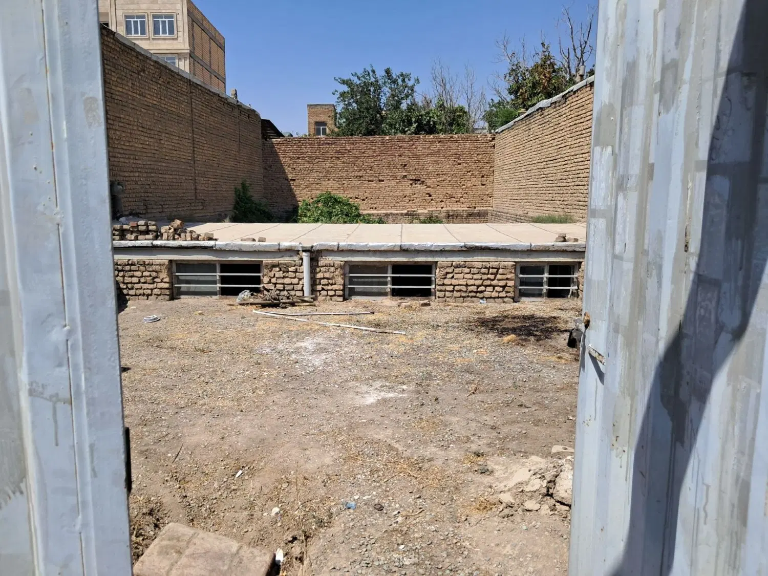زمین ۴دیواری با۶۰متربنامتراژزمین۲۴۴باسند
