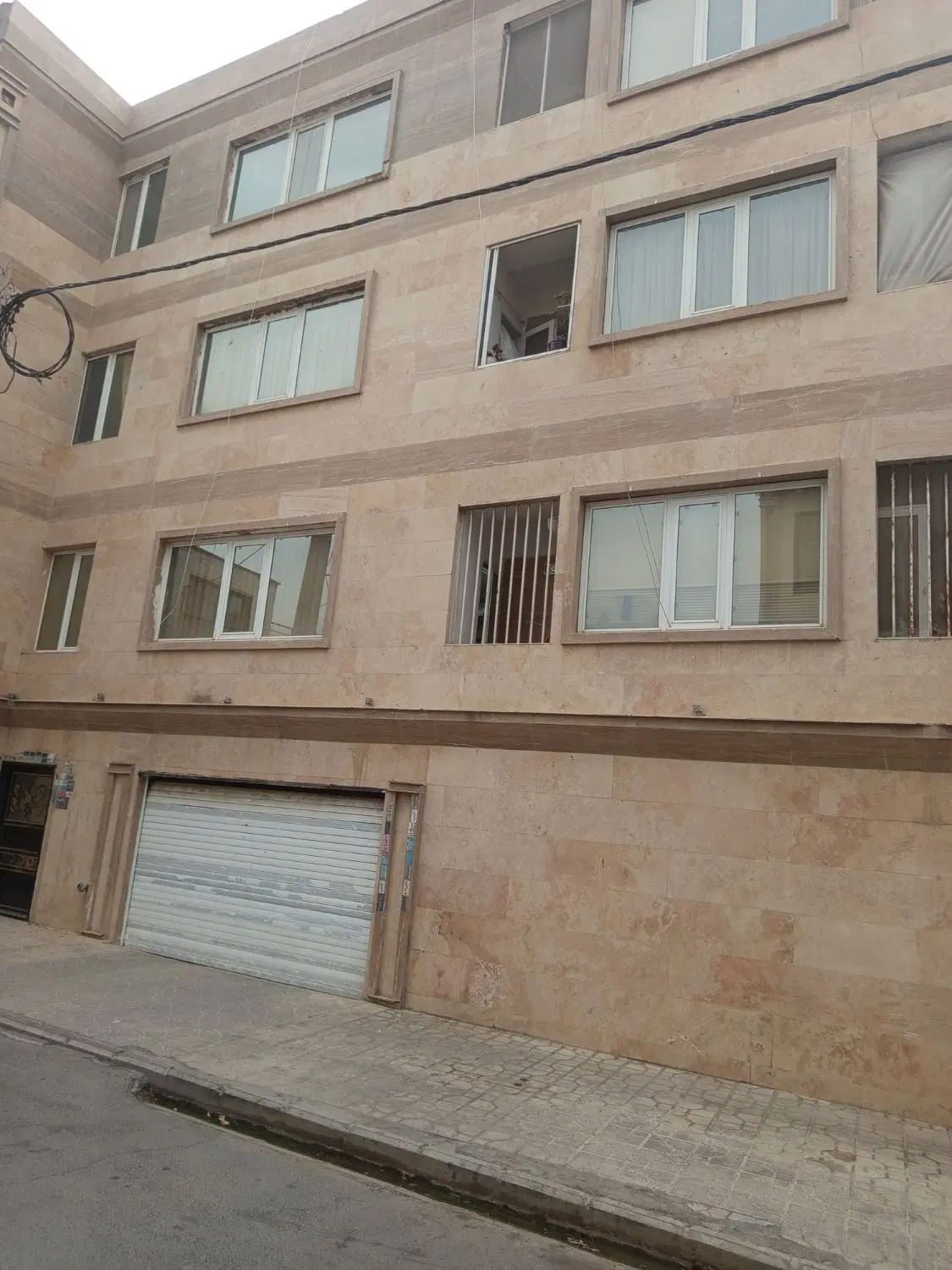 خانه طبقه اول جنب شبکه بهداشت کهریزک