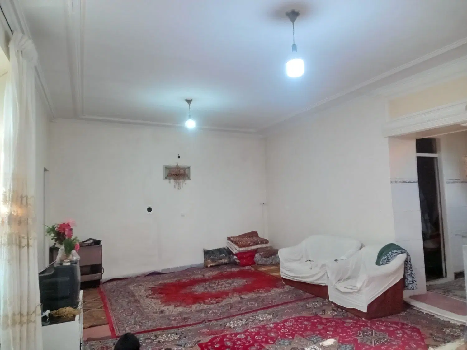 خانه با سه باب مغازه در آناخاتون