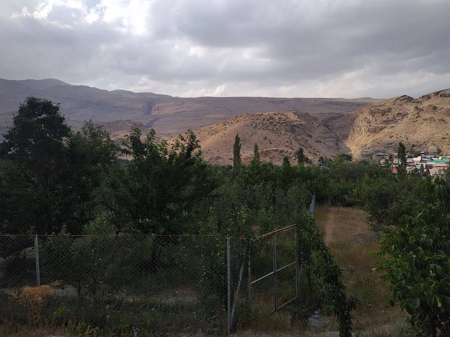 باغ ۶۲۰ متر دارای سند شش دانگ