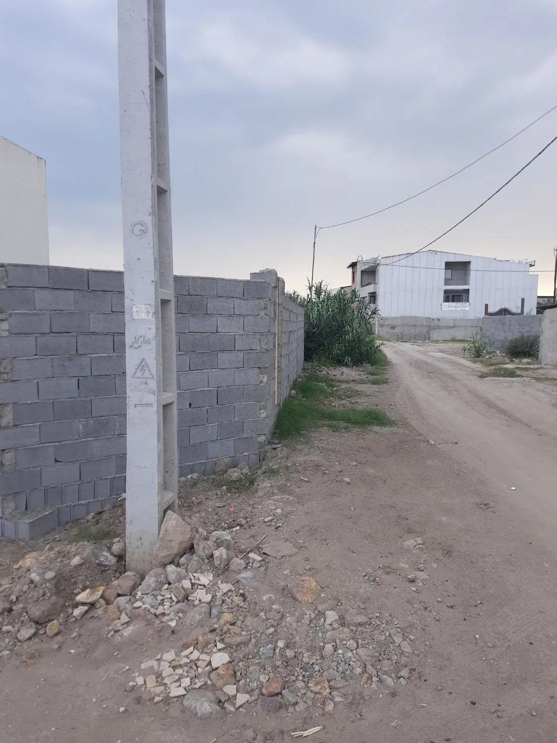 زمین پشت هتل میزبان