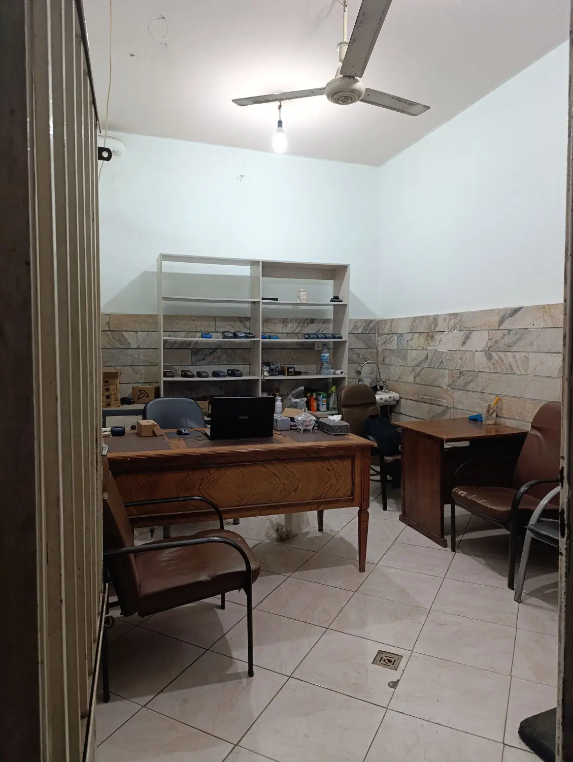مغازه تجاری بهر خیابان اصلی در ورامین