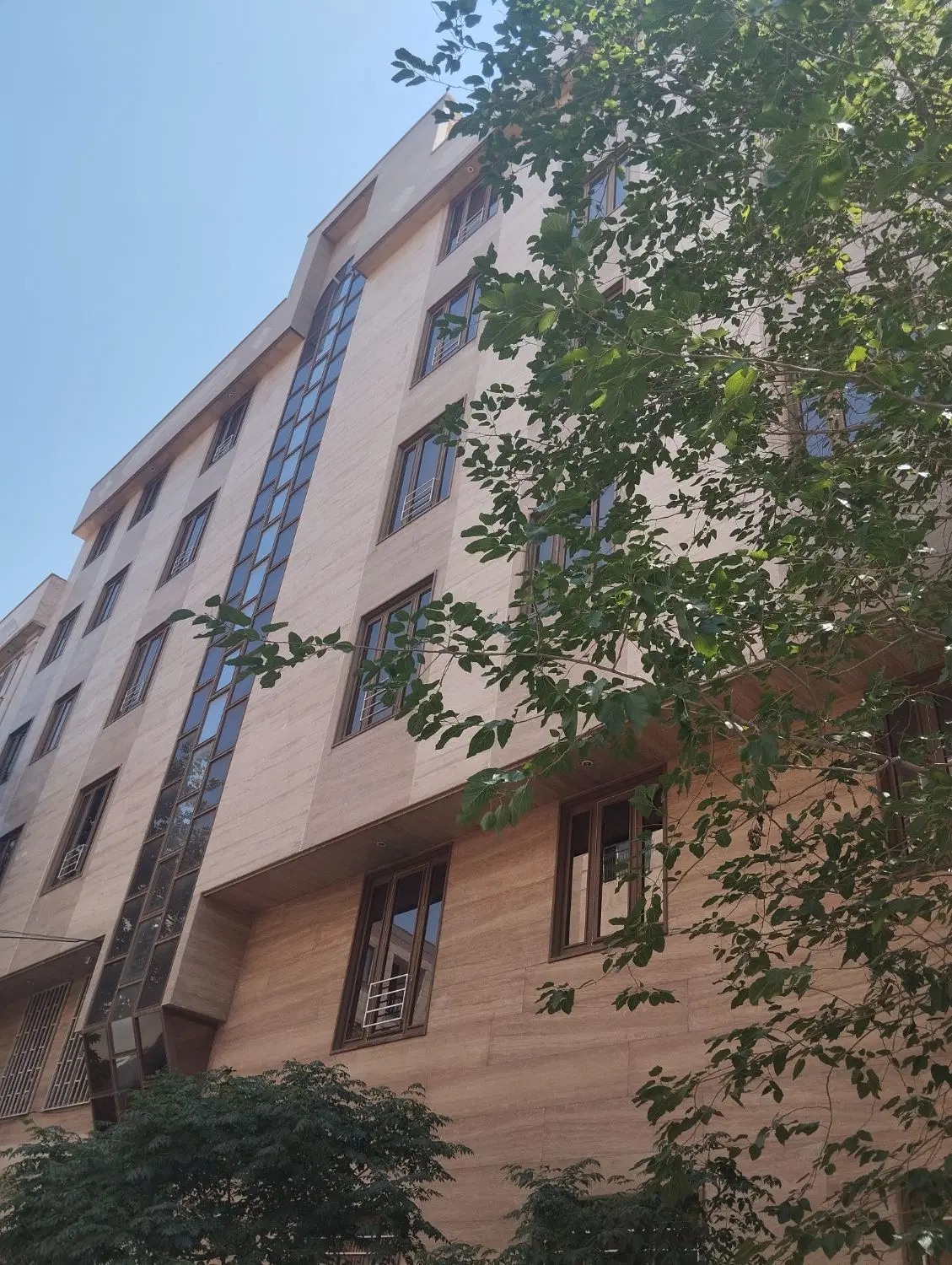 80متر آپارتمان با پارکینگ و انباری (گیووکادوس)